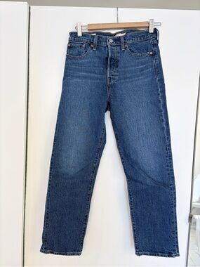 Levi's “Wedgie Straight” Women's Jeans Medium Blue Wash size 26” like new